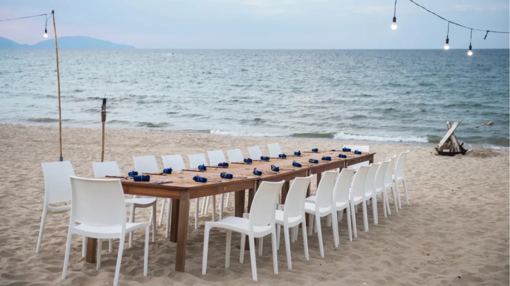 private-events_set-table-on-the-sand-90a65d6e